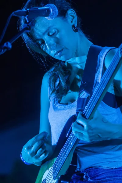 Linda Martini banda que actúa en el Festival de Música — Foto de Stock