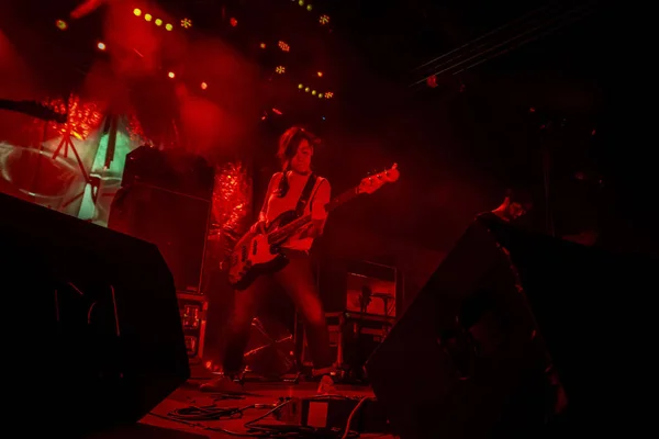 Linda Martini banda se apresentando no Festival de Música — Fotografia de Stock