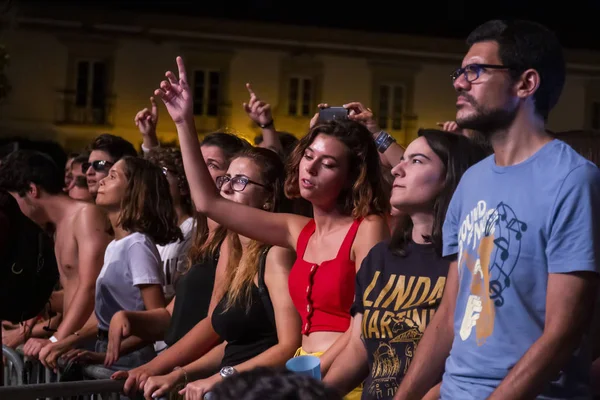 Auditoire regarder artiste de musique sur Festival — Photo