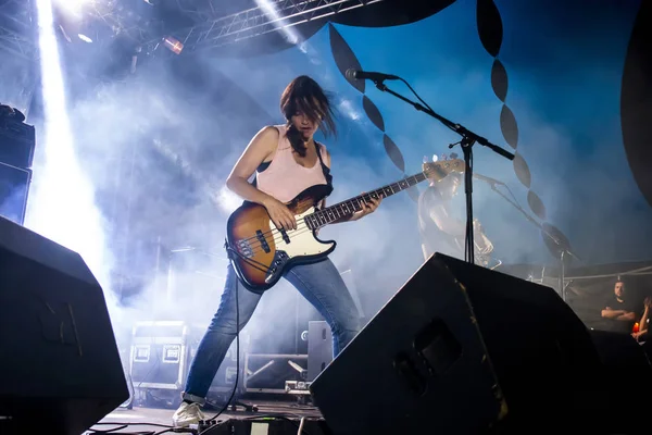 Linda Martini banda que actúa en el Festival de Música — Foto de Stock