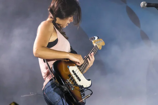 Linda Martini-band som uppträder på Musikfestivalen — Stockfoto