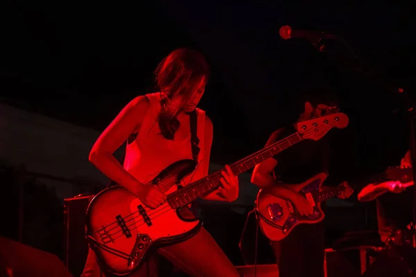 Linda Martini banda se apresentando no Festival de Música — Fotografia de Stock