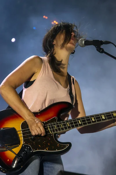 Linda Martini banda que actúa en el Festival de Música — Foto de Stock