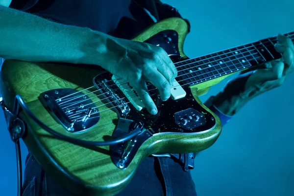 Muzikant die een rockgitaar speelt — Stockfoto