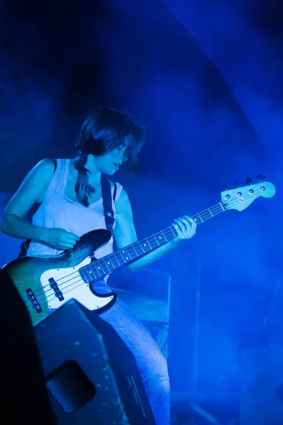琳达 · 马丁尼乐队在音乐节演出 — 图库照片