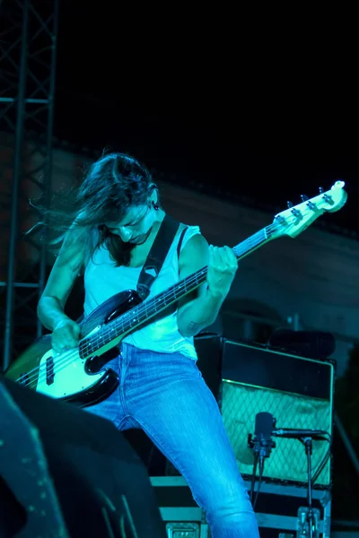 Linda Martini banda se apresentando no Festival de Música — Fotografia de Stock