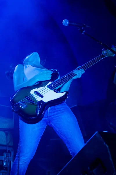 Linda Martini banda se apresentando no Festival de Música — Fotografia de Stock