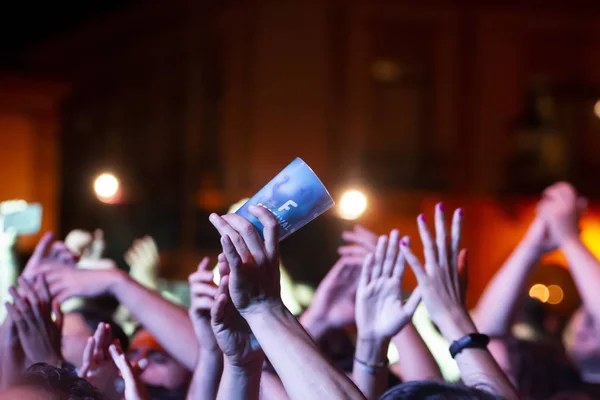 Audience watch music artist on  Festival — Stock Photo, Image