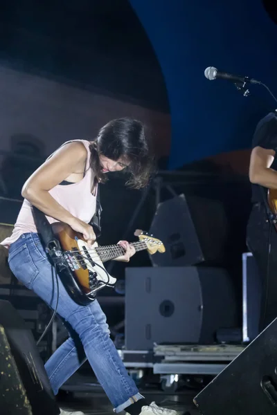 Linda Martini banda que actúa en el Festival de Música — Foto de Stock