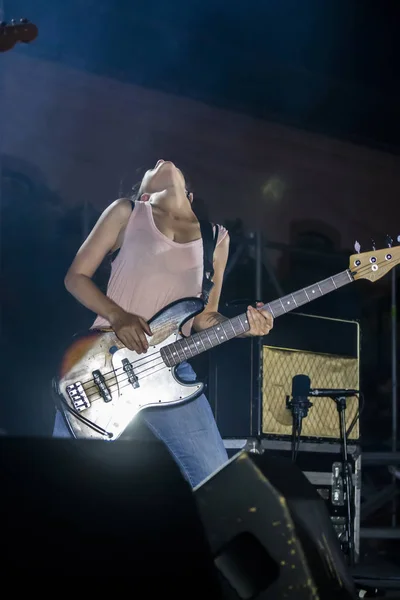 Linda Martini banda que actúa en el Festival de Música — Foto de Stock