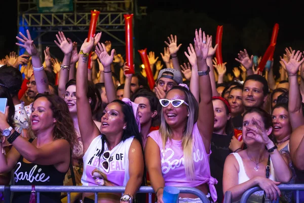 Publiken titta på musik artist på Festival — Stockfoto