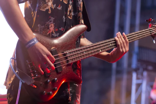 A banda Black Teddys se apresentando no Festival de Música — Fotografia de Stock