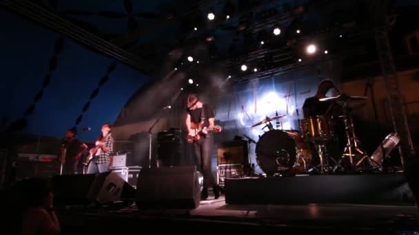 Linda Martini banda se apresentando no Festival de Música — Vídeo de Stock