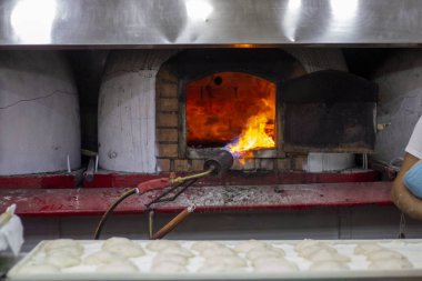 Fırın sucuklu ekmek pişirmeye hazır.