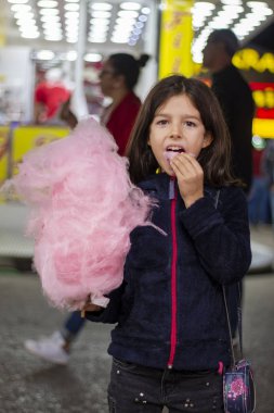 Pamuk helva yiyen tatlı kız.