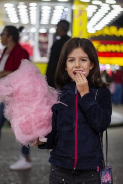 Pamuk helva yiyen tatlı kız.