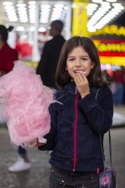 Pamuk helva yiyen tatlı kız.