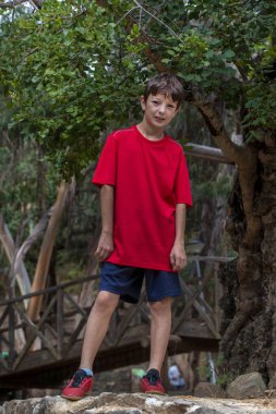 Spor kıyafetleriyle poz veren tatlı çocuk.