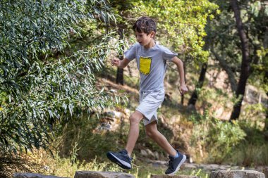 Dışarıda koşan sevimli çocuk.