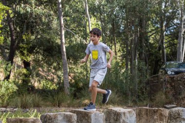 Dışarıda koşan sevimli çocuk.