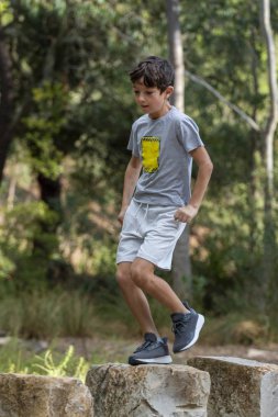 Dışarıda koşan sevimli çocuk.