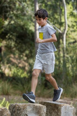 Dışarıda koşan sevimli çocuk.