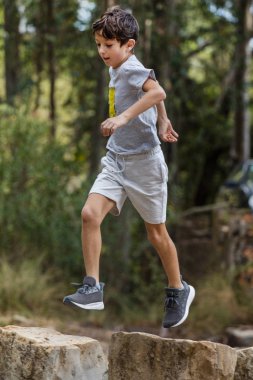 Dışarıda koşan sevimli çocuk.