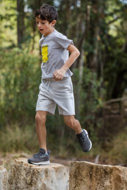 Dışarıda koşan sevimli çocuk.