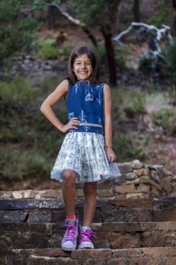 Sıradan kıyafetlerle poz veren tatlı bir kız.