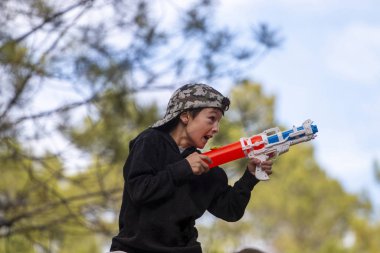 Su tabancalı tatlı çocuk.