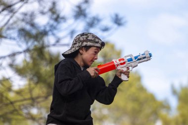 Su tabancalı tatlı çocuk.