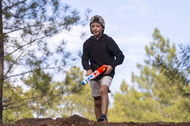 Su tabancalı tatlı çocuk.