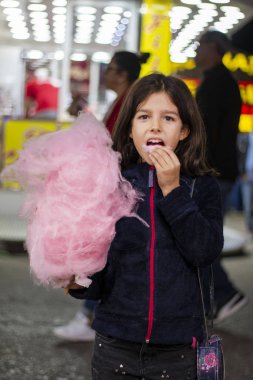 Pamuk helva yiyen tatlı kız.