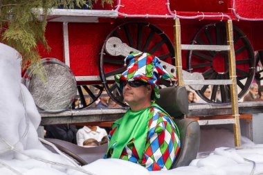 Geçit törenindeki eğlenceli karakterler