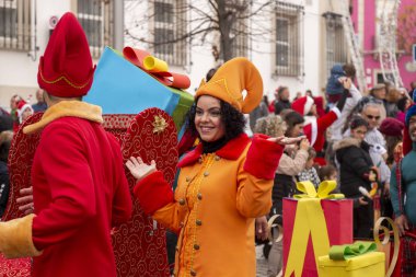 Geçit törenindeki eğlenceli karakterler