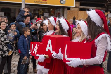 Geçit törenindeki eğlenceli karakterler