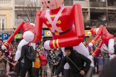 Geçit törenindeki eğlenceli karakterler