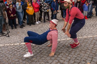 Geçit törenindeki eğlenceli karakterler
