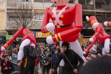 Geçit törenindeki eğlenceli karakterler