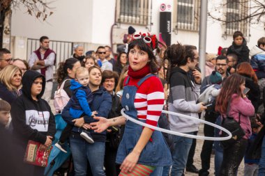 Geçit törenindeki eğlenceli karakterler