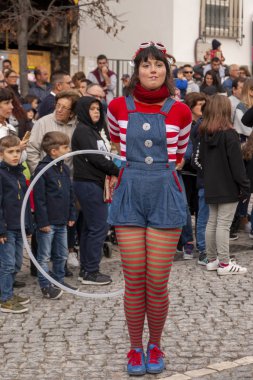 Geçit törenindeki eğlenceli karakterler