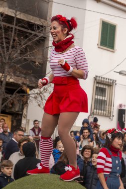 Geçit törenindeki eğlenceli karakterler