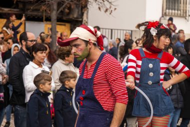Geçit törenindeki eğlenceli karakterler