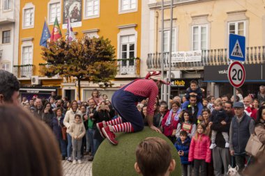 Geçit törenindeki eğlenceli karakterler