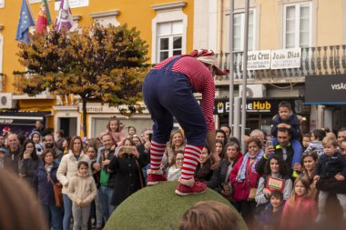 Geçit törenindeki eğlenceli karakterler