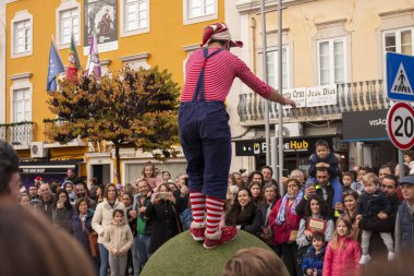 Geçit törenindeki eğlenceli karakterler