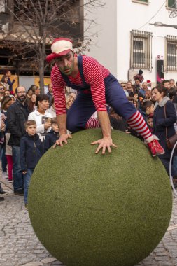 Geçit törenindeki eğlenceli karakterler