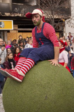 Geçit törenindeki eğlenceli karakterler