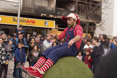 Geçit törenindeki eğlenceli karakterler