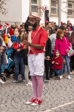 Geçit törenindeki eğlenceli karakterler